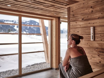 Hundehotel - Wellnessbereich - Panorama Sauna im Winter - HUBERTUS MOUNTAIN REFUGIO ALLGÄU