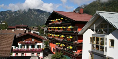 Hundehotel - Preisniveau: günstig - Tiroler Unterland - Außenansicht Hotel Tiroler ADLER - bed and breakfast im Sommer - Hotel Tiroler ADLER Bed & Breakfast