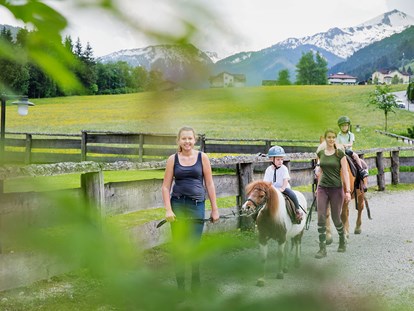 Hundehotel - Umgebungsschwerpunkt: am Land - Österreich - Ponyreiten - Feriendorf Holzleb'n