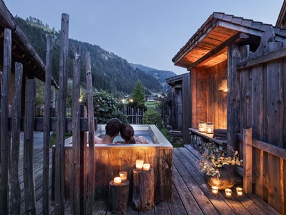 Hundehotel - Sauna - Ramsau am Dachstein - Außenbadewanne am Chalet - Feriendorf Holzleb'n