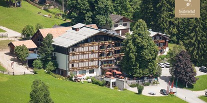 Hundehotel - Umgebungsschwerpunkt: Berg - Schladming-Dachstein - Unsere Hotelanlage mit Hotel, Gästehaus (rechts), Bauernhof, Waldspielplatz - Bio Hotel Feistererhof