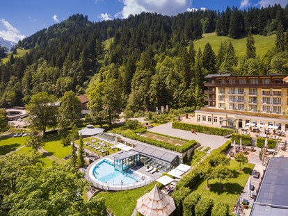 Hundehotel - Pools: Außenpool beheizt - Schweiz - Aussenansicht vom Hotel im Sommer - Lenkerhof gourmet spa resort - Realais & Châteaux