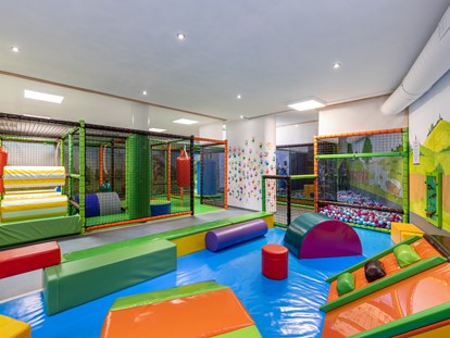 Hundehotel - Pools: Innenpool - Indoor Softplayanlage mit Activity Parcour - Familotel Kaiserhof****