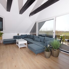 Ferienhaus mit Hund: Wohnzimmer mit Balkon OG - Ferienhaus Wiesenblick