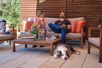 Urlaub-mit-Hund: Kaffee und hausgemachte Kuchen auf der Sonnenterrasse - Hotel Schranz 