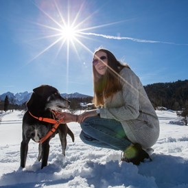 Urlaub-mit-Hund: Spaß im Schnee - Almfrieden Hotel & Romantikchalet