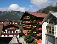 Urlaub-mit-Hund: Außenansicht Hotel Tiroler ADLER - bed and breakfast im Sommer - Hotel Tiroler ADLER Bed & Breakfast