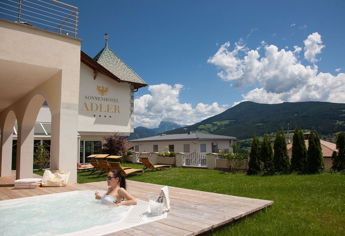 Urlaub mit Hund im Sonnenhotel Adler im Herzen Südtirols - hundehotel.info