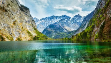 Landschaft in Bayern mit Bergen und See