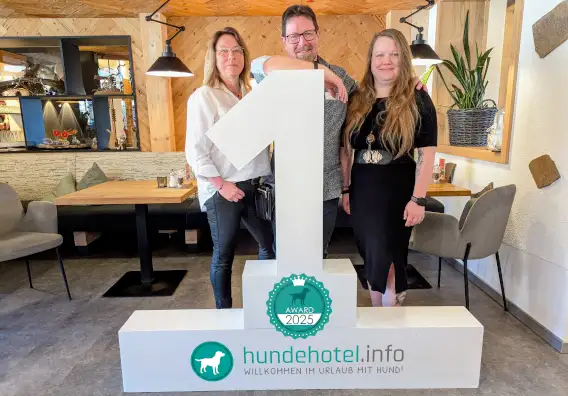 Gastgeberfamilie Koch freut sich &uuml;ber den 1. Platz beim hundehotel.info Award 2025