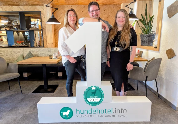 Gastgeberfamilie Koch freut sich &uuml;ber den 1. Platz beim hundehotel.info Award 2025
