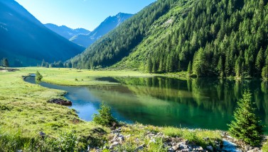 Berglandschaft in der Steiermark mit einem See