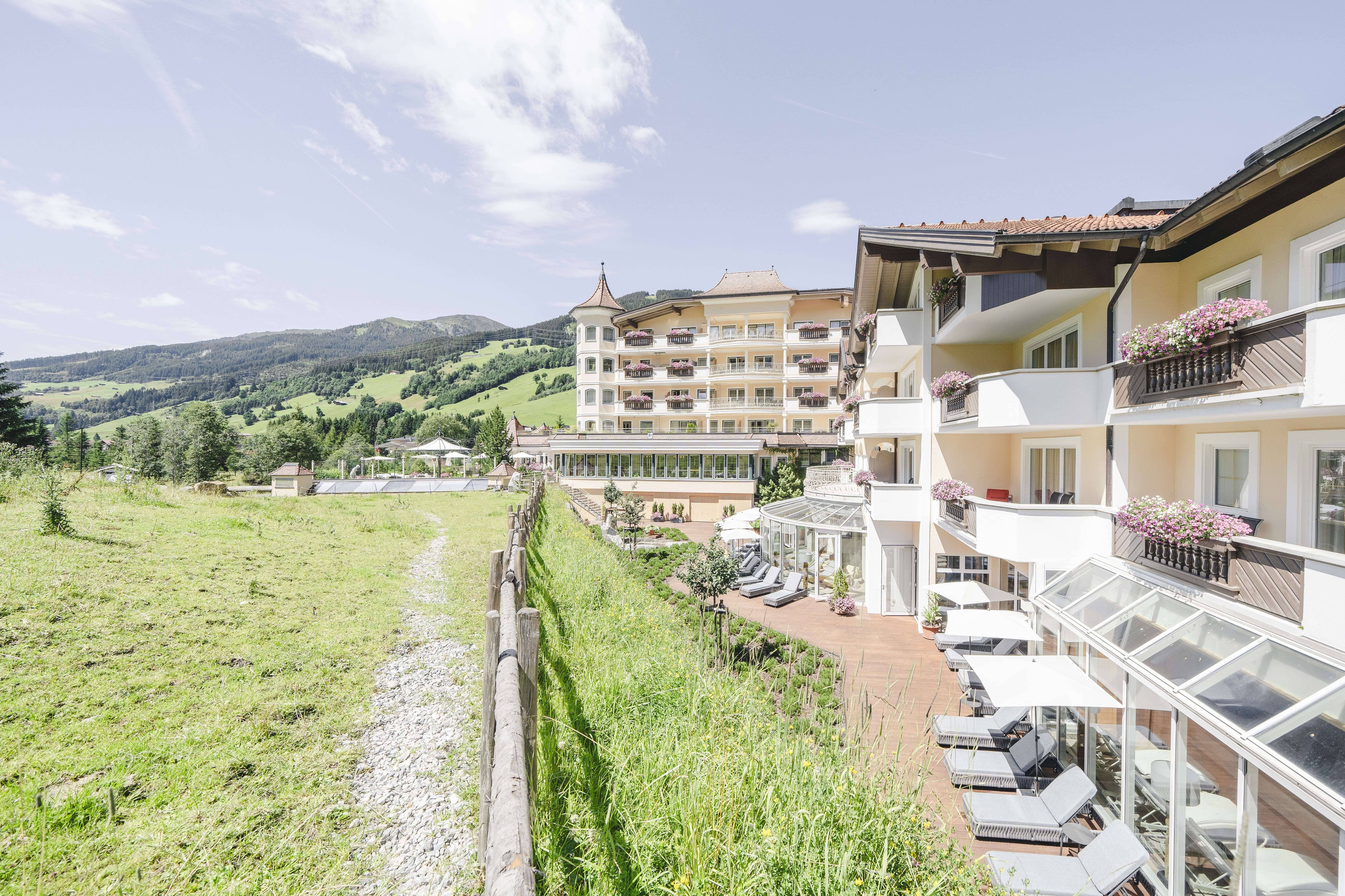 Urlaub auf vier Pfoten - Traumhotel Alpina 4 Sterne Superior Luxushotel