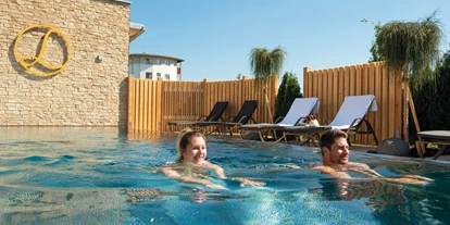 Hundehotel - Pools: Außenpool beheizt - Gnas - Nacktschwimmbecken im Saunapanoramahof - Hotel & Spa Larimar****S