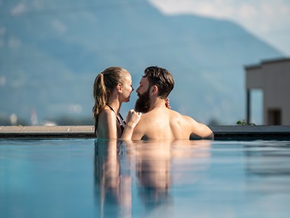 Hundehotel - Pools: Außenpool beheizt - Dorf Tirol - Panoramapool - Hotel & Residence Der Heinrichshof