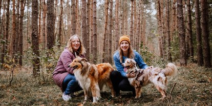 Hundehotel - Hundewiese: nicht eingezäunt - Kristin & Maren mit Frieda und Mala - Okelmann's