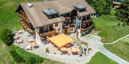 Hundehotel - Schweiz - Ruhig gelegen, mit viel Platz für 2- und Vierbeiner liegt das Hotel Gravas über dem Dorf Vella im Val Lumnezia - Hotel Gravas Lodge