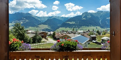 Hundehotel - Umgebungsschwerpunkt: Fluss - PLZ 7165 (Schweiz) - Panorama vom Zimmerbalkon - Hotel Gravas Lodge