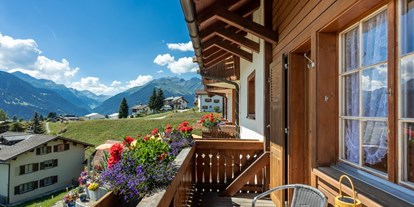 Hundehotel - Trink-/Fressnapf: im Zimmer - PLZ 7078 (Schweiz) - Möblierter Balkon - Hotel Gravas Lodge