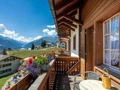 Hundehotel - WLAN - Graubünden - Möblierter Balkon - Hotel Gravas Lodge
