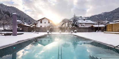 Hundehotel - Trink-/Fressnapf: im Zimmer - PLZ 7563 (Schweiz) - Auch im Winter kann der 30°C warme Außenpool genossen werdern - Hundehotel Riederhof