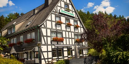 Hundehotel - Award-Gewinner - Niederdreisbach - Ansicht mit Terrasse - Hotel & Gasthof Hubertushöhe