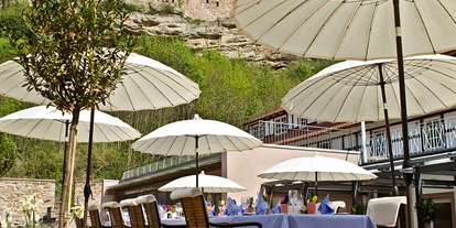 Hundehotel - Umgebungsschwerpunkt: Berg - Fuldatal - Restaurant Novalis Terrasse mit Blick auf die BurgRuine  - Relais & Châteaux Hardenberg Burghotel