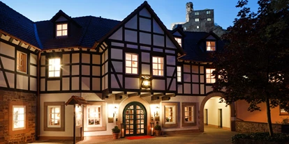 Hundehotel - Umgebungsschwerpunkt: am Land - Friedland (Landkreis Göttingen) - Hotel bei Nacht mit der Burgruine - Relais & Châteaux Hardenberg Burghotel