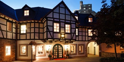 Hundehotel - Klassifizierung: 5 Sterne - Bad Sachsa - Hotel bei Nacht mit der Burgruine - Relais & Châteaux Hardenberg Burghotel