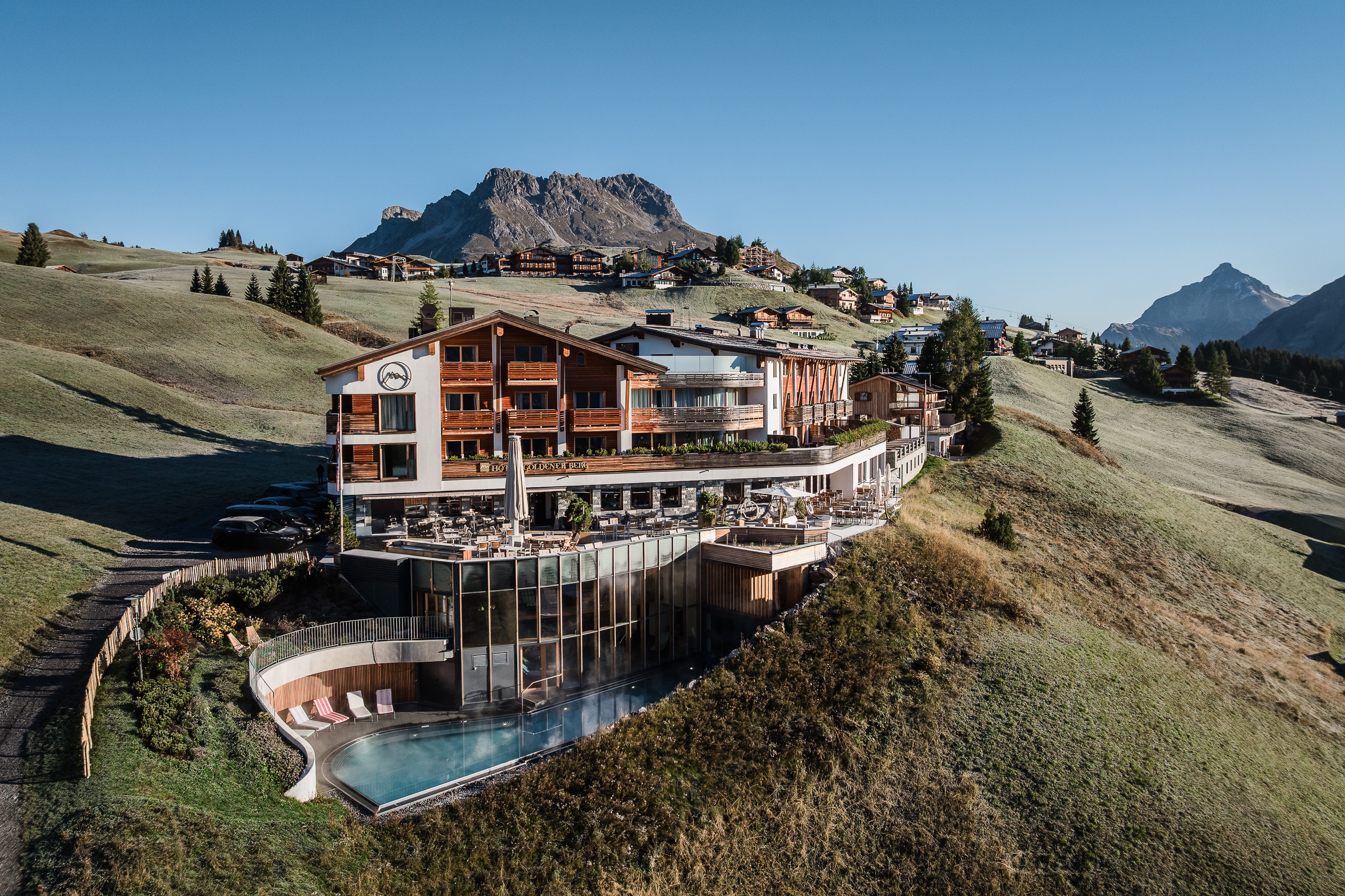 Urlaub-mit-Hund - Außenansicht Sommer - Hotel Goldener Berg - Mountain Selfcare Resort