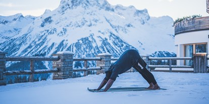 Hundehotel - Umgebungsschwerpunkt: Berg - Damüls - Winter Yoga - Hotel Goldener Berg - Your Mountain Selfcare Resort