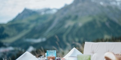 Hundehotel - Gaschurn - Speisen auf der Panorama Terrasse - Hotel Goldener Berg - Your Mountain Selfcare Resort