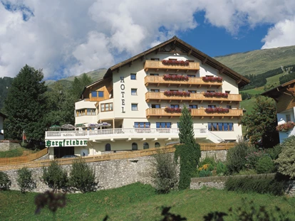 Hundehotel - Hotelansicht - Hotel Bergfrieden Fiss in Tirol