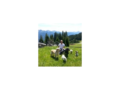 Hundehotel - Trink-/Fressnapf: an der Rezeption - Grän - Dogsitting und Hundetraining - Hotel Bergfrieden Fiss in Tirol