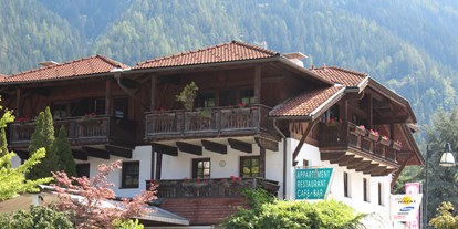 Hundehotel - Trink-/Fressnapf: im Zimmer - St. Leonhard (Trentino-Südtirol) - Aussenansicht des Appartement Azalea mit seinen 3 Balkonen - Appartement Azalea