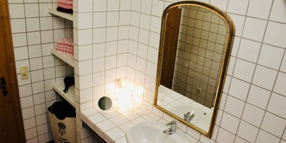 Hundehotel - Tiroler Oberland - Badezimmer Appartement Azalea mit Hand- & Badetüchern und Fön - Appartement Azalea