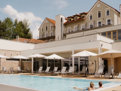 Hundehotel - Pools: Infinity Pool - Übersbach - Ansicht Hotel und NaturSpa  - Das Eisenberg