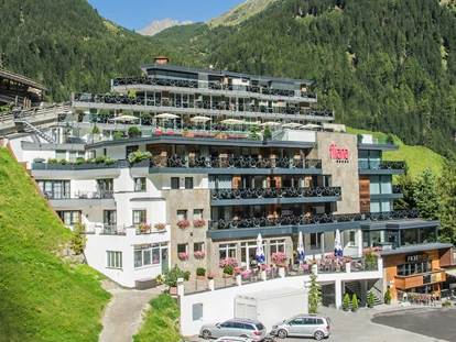 Hundehotel - Pools: Außenpool nicht beheizt - Davos Dorf - Hotel im Sommer - Hotel Fliana