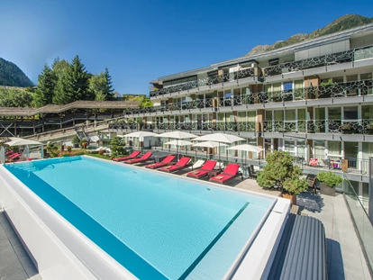 Hundehotel - Pools: Außenpool nicht beheizt - Davos Dorf - Outdoor Pool - Hotel Fliana