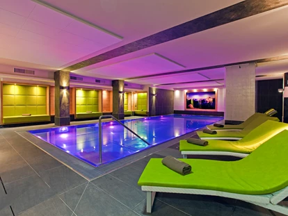Hundehotel - Pools: Außenpool beheizt - Davos Dorf - Indoor Pool - Hotel Fliana