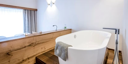 Hundehotel - Umgebungsschwerpunkt: Berg - Grabenstätt - Badewanne und eigene Sauna im Appartement - Kaiserlodge