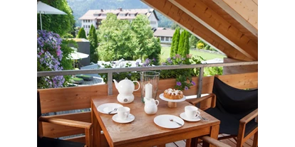 Hundehotel - Verpflegung: Frühstück - Stötten am Auerberg - Kaffeestunde mit Begrüßungskuchen auf den überdachten Balkon - Das BERGESGRÜN