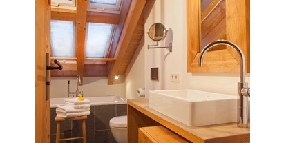 Hundehotel - Sauna - Bad mit freistehender Wanne und ebenerdiger Dusche - Das BERGESGRÜN