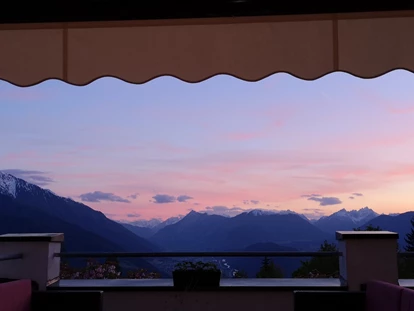 Hundehotel - Hundewiese: nicht eingezäunt - Innsbruck - Blick von der Terasse, tolle Abendstimmung - Inntalerhof - DAS Panoramahotel