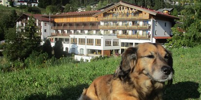 Hundehotel - Award-Gewinner - St. Leonhard (Trentino-Südtirol) - Unser Gast Rexi fühlt sich im 20.000m² großen Panoramagarten "pudelwohl" - Inntalerhof - DAS Panoramahotel
