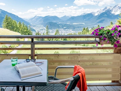 Hundehotel - Hundewiese: nicht eingezäunt - Innsbruck - Unsere Zimmertypen mit dem Namen Weitsicht haben den unvergleichlichen Blick über das Inntal und die Berge im Oberinntal - Inntalerhof - DAS Panoramahotel