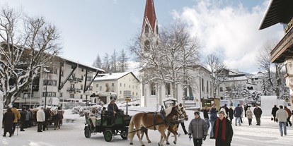 Hundehotel - Trink-/Fressnapf: vor dem Haus - Bad Kohlgrub - Fußgängerzone Seefeld in Tirol - alpinen Lifestyle im Sommer wie im Winter genießen - Inntalerhof - DAS Panoramahotel