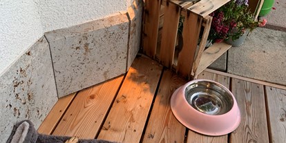 Hundehotel - Trink-/Fressnapf: vor dem Haus - PLZ 6152 (Österreich) - Inntalerhof - DAS Panoramahotel