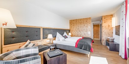 Hundehotel - Unterkunftsart: Hotel - PLZ 6100 (Österreich) - Doppelzimmer Weitsicht deluxe mit Parkett - Inntalerhof - DAS Panoramahotel