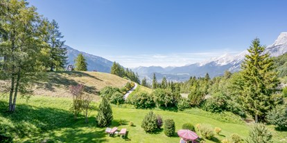 Hundehotel - Verpflegung: Halbpension - PLZ 6410 (Österreich) - Panoramagarten mit Liegewiese vor einer prachtvollen Bergkulisse - Inntalerhof - DAS Panoramahotel